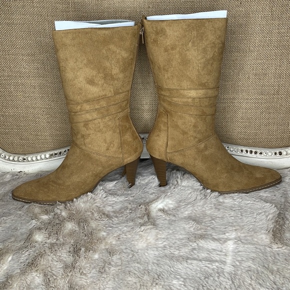 Newport News•Carmel Color•Boots - Picture 3 of 9